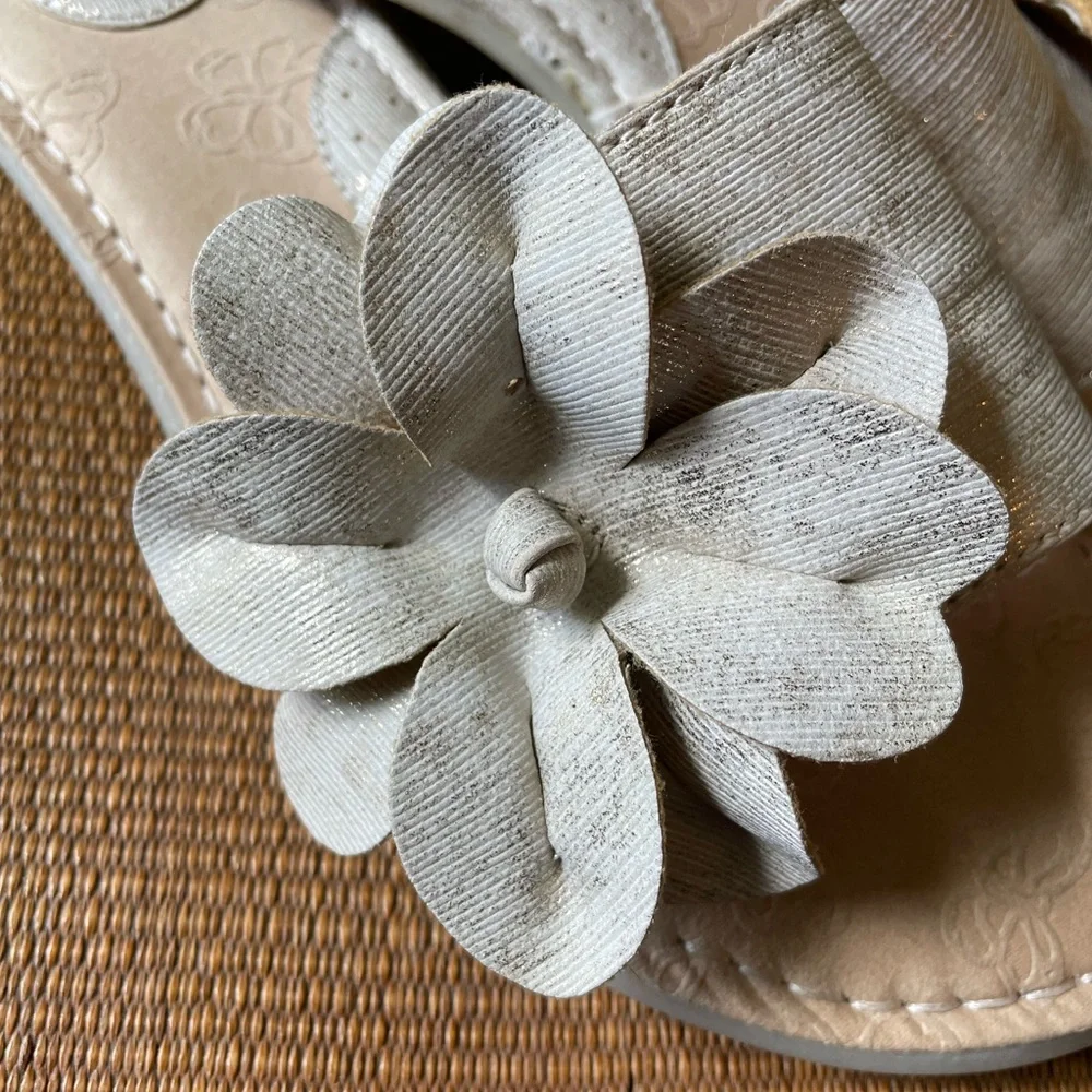 Born beige flat Sandals flower top Womens 9M - Picture 5 of 7